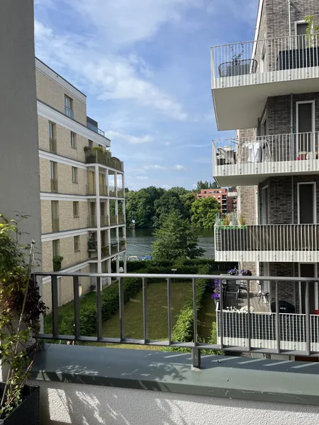 Fantastische Aussichten: Großer Süd-West-Balkon mit Spreeblick, Wohnküche,  2 Bäder, TG-Stellplatz. — photo 1